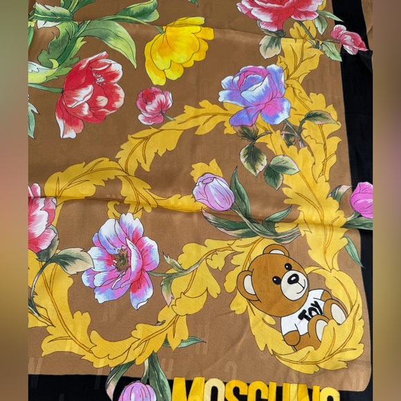 💗🌷🌷💗 MOSCHINO SILK SQUARE SCARF - Picture 4 of 10